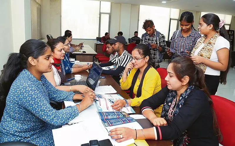 Haryana : परीक्षाएं नजदीक होने के बावजूद कॉलेजों में प्रवेश फिर से शुरू Haryana : परीक्षाएं नजदीक होने के बावजूद कॉलेजों में प्रवेश फिर से शुरू