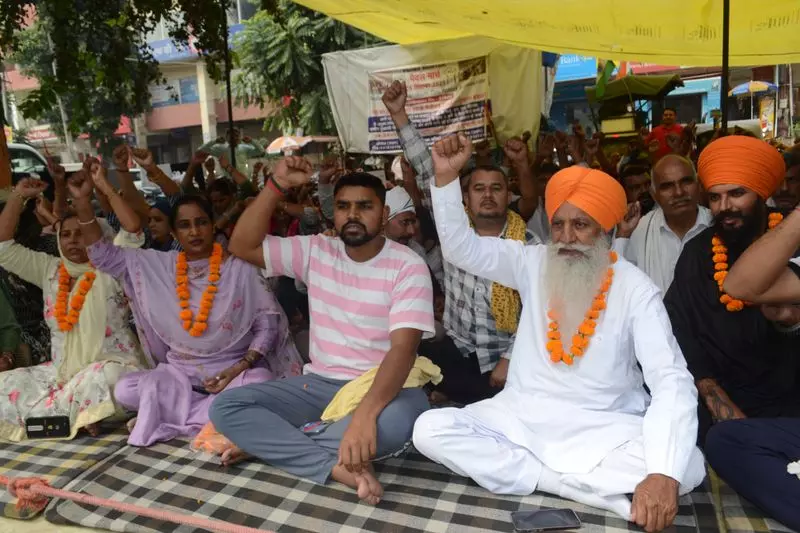 BKU की चारुनी ने नौकरी की सुरक्षा के लिए पीजीआई रोहतक कर्मचारियों का समर्थन किया BKU की चारुनी ने नौकरी की सुरक्षा के लिए पीजीआई रोहतक कर्मचारियों का समर्थन किया