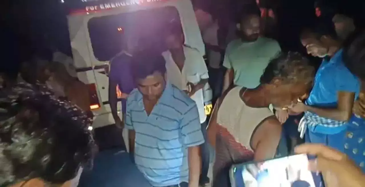Odisha के एक व्यक्ति ने पारिवारिक विवाद में बुजुर्ग माता-पिता पर चाकू से हमला किया Odisha के एक व्यक्ति ने पारिवारिक विवाद में बुजुर्ग माता-पिता पर चाकू से हमला किया