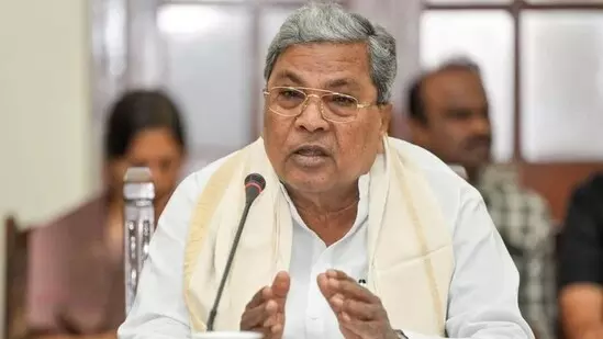 Siddaramaiah ने जीबीए प्रमुख को 8 सड़कों का आधुनिकीकरण और उन पर सफेद छत लगाने का निर्देश दिया Siddaramaiah ने जीबीए प्रमुख को 8 सड़कों का आधुनिकीकरण और उन पर सफेद छत लगाने का निर्देश दिया