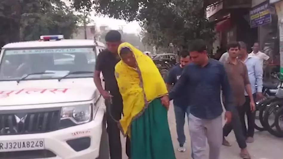 घूंघट की आड़ में पुलिस से बच रहा था शूटर, संदिग्ध लगने पर पुलिस टीम ने दबोचा घूंघट की आड़ में पुलिस से बच रहा था शूटर, संदिग्ध लगने पर पुलिस टीम ने दबोचा