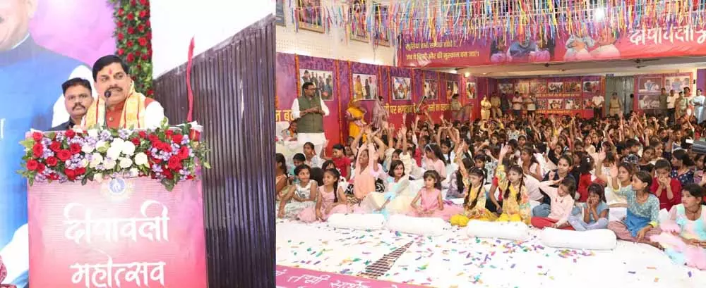 Bhopal: मुख्यमंत्री डॉ. यादव का वचन, लाड़ली बहनों का हित सर्वोपरि Bhopal: मुख्यमंत्री डॉ. यादव का वचन, लाड़ली बहनों का हित सर्वोपरि
