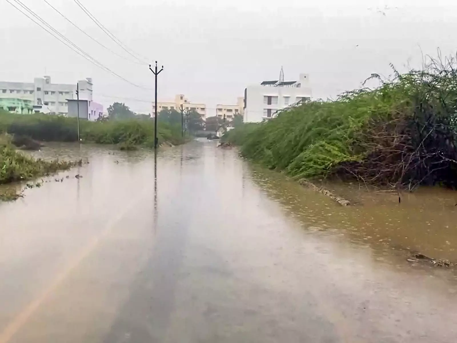 कई जिलों में भारी बारिश, दबाव का क्षेत्र तमिलनाडु के उत्तरी तटीय क्षेत्र को पार करेगा कई जिलों में भारी बारिश, दबाव का क्षेत्र तमिलनाडु के उत्तरी तटीय क्षेत्र को पार करेगा