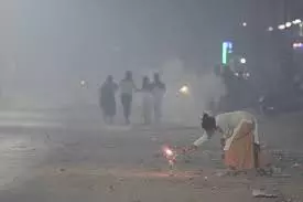 Bareilly: आतिशबाजी के कारण हवा हुई दूषित, रात में AQI 429 Bareilly: आतिशबाजी के कारण हवा हुई दूषित, रात में AQI 429