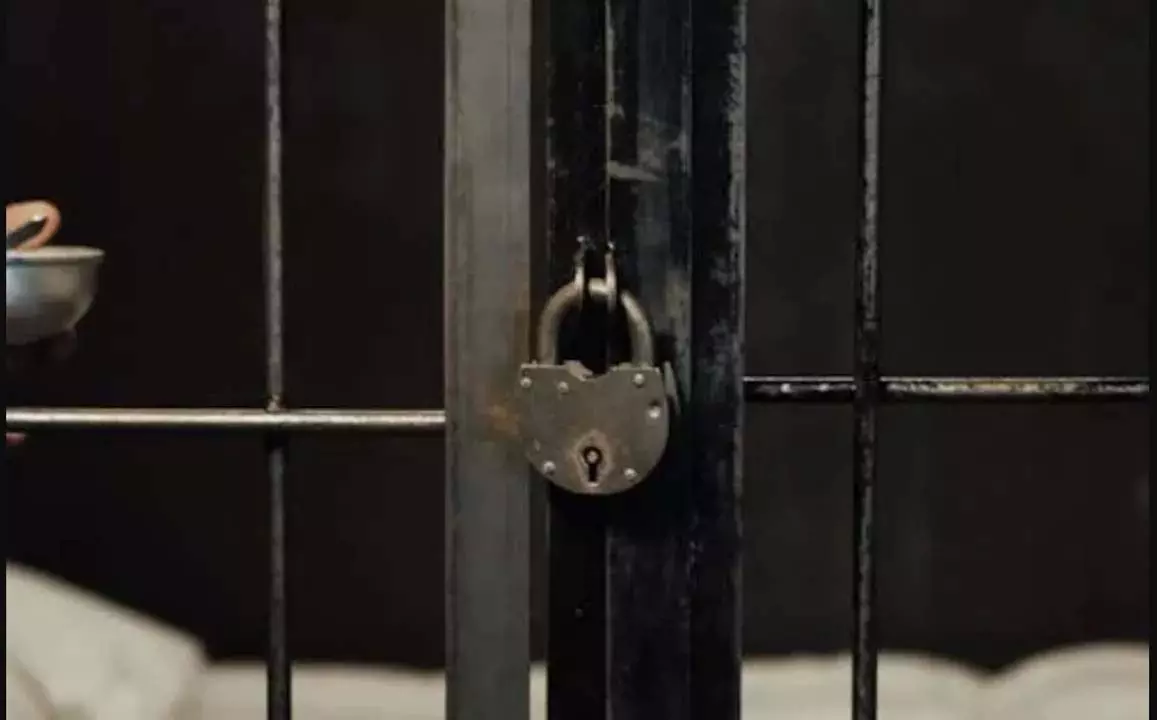 Odisha: डीजी (जेल) ने सोरो जेल से भागने के एक दिन बाद दो वार्डरों को सस्पेंड कर दिया Odisha: डीजी (जेल) ने सोरो जेल से भागने के एक दिन बाद दो वार्डरों को सस्पेंड कर दिया