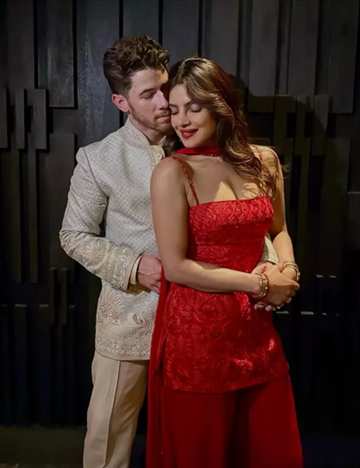 Priyanka ने दिवाली पर दी तस्वीरों के जरिए एक खास बात Priyanka ने दिवाली पर दी तस्वीरों के जरिए एक खास बात