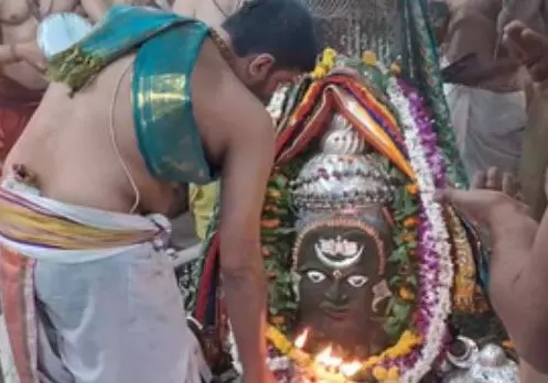 Farrukhabad: महाकाल मंदिर में गोवर्धन पूजा उत्सव, श्रद्धालुओं ने की भक्ति Farrukhabad: महाकाल मंदिर में गोवर्धन पूजा उत्सव, श्रद्धालुओं ने की भक्ति