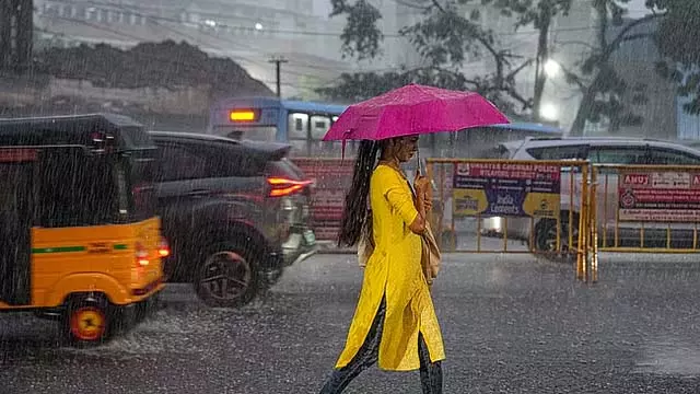 Chennai और 25 जिलों में अगले 3 घंटों तक बारिश Chennai और 25 जिलों में अगले 3 घंटों तक बारिश