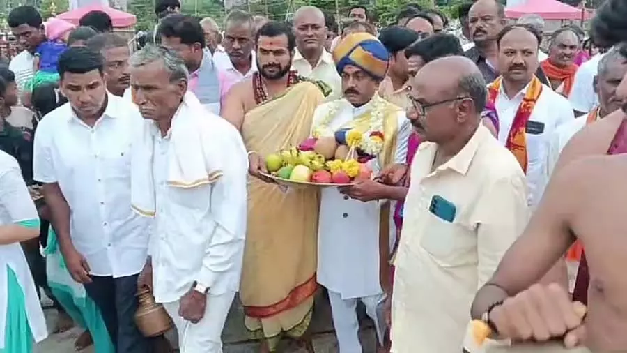 Chikkamagaluru : देवीरम्मा ने गर्भगृह में प्रवेश किया Chikkamagaluru : देवीरम्मा ने गर्भगृह में प्रवेश किया