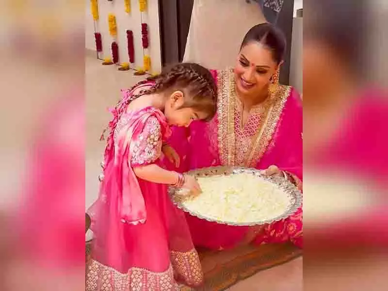 Bipasha Basu: बेटी देवी का दिवाली मनाते हुए एक प्यारा वीडियो शेयर किया Bipasha Basu: बेटी देवी का दिवाली मनाते हुए एक प्यारा वीडियो शेयर किया