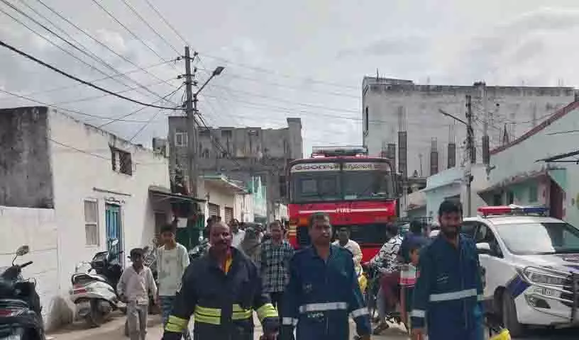 Hyderabad: भीड़भाड़ वाले इलाकों में फायर ब्रिगेड की पहुंच में बाधा Hyderabad: भीड़भाड़ वाले इलाकों में फायर ब्रिगेड की पहुंच में बाधा