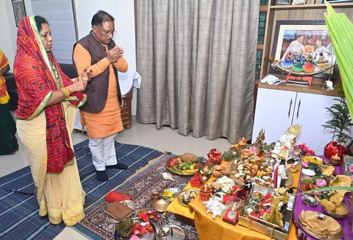 CM विष्णुदेव साय ने की गोवर्धन पूजा, प्रदेश की सुख-समृद्धि और खुशहाली की कामना की CM विष्णुदेव साय ने की गोवर्धन पूजा, प्रदेश की सुख-समृद्धि और खुशहाली की कामना की