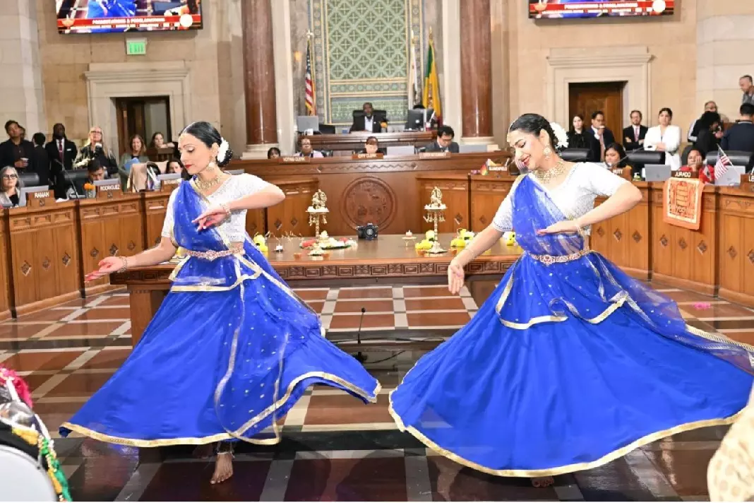 Los Angeles में उत्साह के साथ मनाई गई दिवाली, सांस्कृतिक सद्भाव का प्रदर्शन Los Angeles में उत्साह के साथ मनाई गई दिवाली, सांस्कृतिक सद्भाव का प्रदर्शन