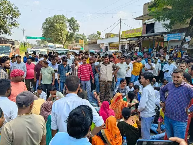 जमीन के विवाद में दो भाइयों की हत्या, विरोध में लोगों ने किया चक्का जाम जमीन के विवाद में दो भाइयों की हत्या, विरोध में लोगों ने किया चक्का जाम