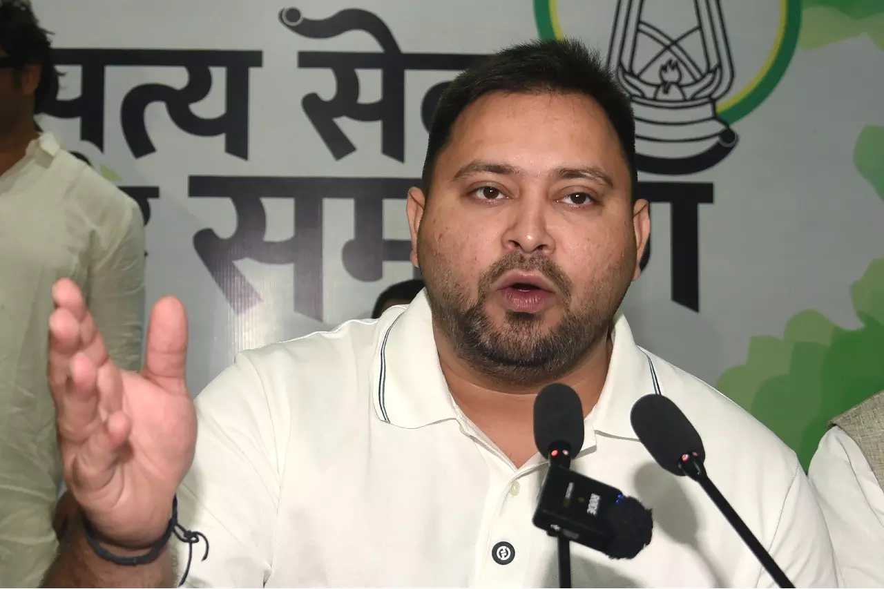 Tejashwi Yadav ने स्थायी नौकरी और 30,000 रुपये वेतन का चुनावी वादा किया Tejashwi Yadav ने स्थायी नौकरी और 30,000 रुपये वेतन का चुनावी वादा किया
