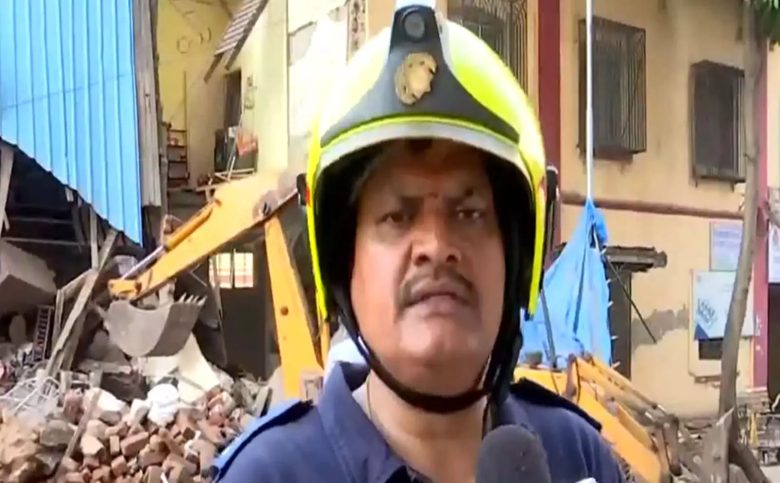 Madanpura में इमारत का एक हिस्सा गिरा, बचाव अभियान जारी Madanpura में इमारत का एक हिस्सा गिरा, बचाव अभियान जारी