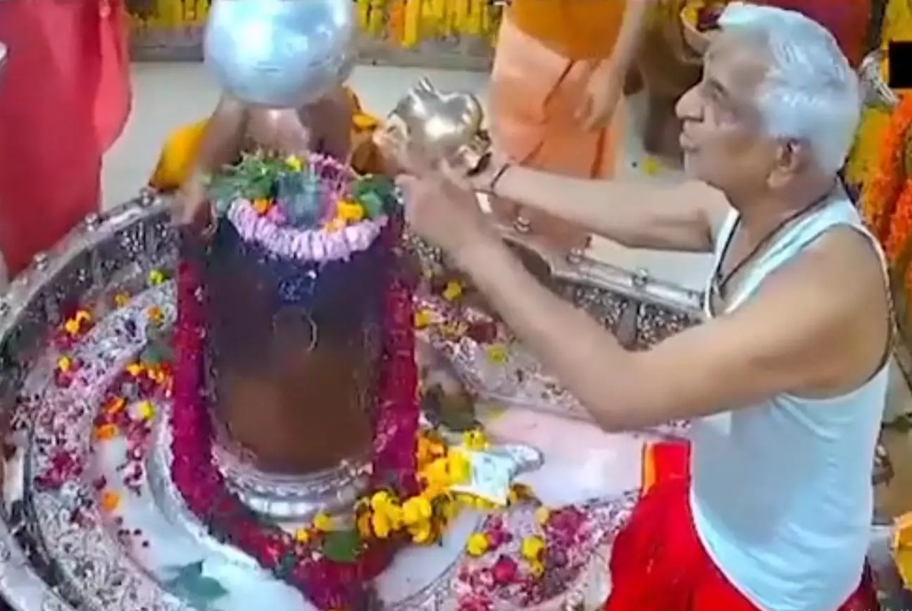महाकाल मंदिर में पुजारी और संत भिड़े, सामने आया चौंकाने वाला वीडियो महाकाल मंदिर में पुजारी और संत भिड़े, सामने आया चौंकाने वाला वीडियो