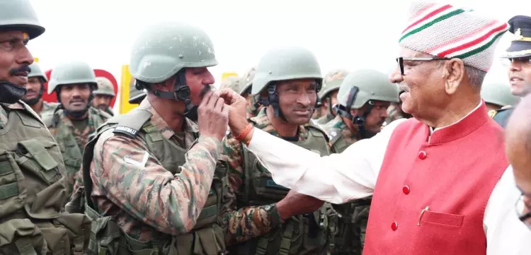 Governor ने डोकला दर्रे पर सैनिकों के साथ दिवाली मनाई Governor ने डोकला दर्रे पर सैनिकों के साथ दिवाली मनाई