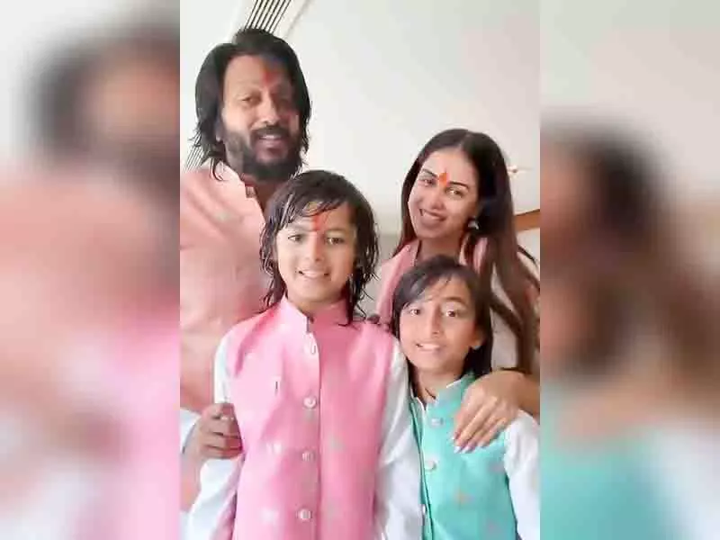 Riteish Deshmukh ने परिवार संग पारंपरिक अंदाज में मनाई दिवाली Riteish Deshmukh ने परिवार संग पारंपरिक अंदाज में मनाई दिवाली