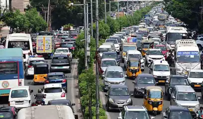 Hyderabad: चुनाव प्रचार तेज़ होने से जुबली हिल्स में यातायात जाम Hyderabad: चुनाव प्रचार तेज़ होने से जुबली हिल्स में यातायात जाम