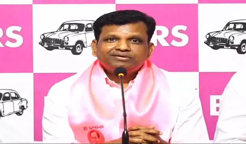 BRS नेता गदरी किशोर ने अदलुरी लक्ष्मण और कांग्रेस नेताओं की आलोचना की BRS नेता गदरी किशोर ने अदलुरी लक्ष्मण और कांग्रेस नेताओं की आलोचना की