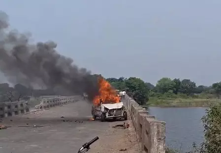 नशे में धुत कार चालक ने मचाया कहर, एक की मौत दो घायल, पुलिस ने बड़ी मशक्कत के बाद भीड़ को शांत कराया नशे में धुत कार चालक ने मचाया कहर, एक की मौत दो घायल, पुलिस ने बड़ी मशक्कत के बाद भीड़ को शांत कराया