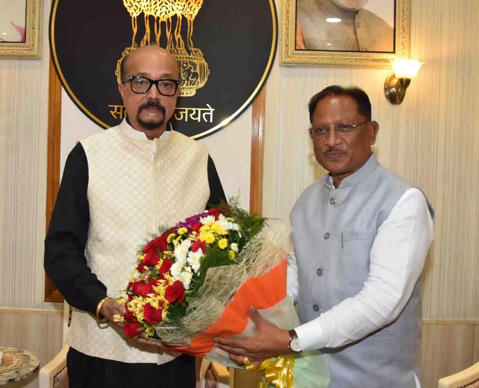 राजभवन में दीपावली मिलन समारोह का हुआ आयोजन, मुख्यमंत्री साय सहित जनप्रतिनिधिगण एवं गणमान्य नागरिक रहे उपस्थित राजभवन में दीपावली मिलन समारोह का हुआ आयोजन, मुख्यमंत्री साय सहित जनप्रतिनिधिगण एवं गणमान्य नागरिक रहे उपस्थित