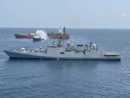 INS त्रिकंद ने दिखाई वीरता, यमन के पास टैंकर में लगी आग पर पाया काबू INS त्रिकंद ने दिखाई वीरता, यमन के पास टैंकर में लगी आग पर पाया काबू