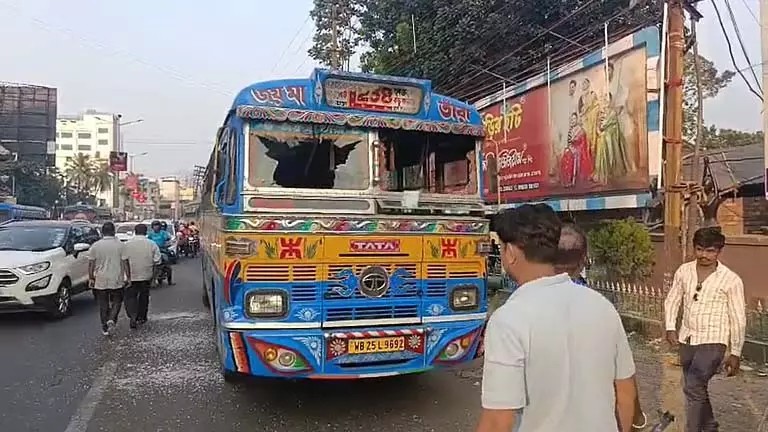 L 238 बस में तोड़फोड़, मध्यमा परीक्षार्थी की मौत पर मध्यमग्राम में तनाव L 238 बस में तोड़फोड़, मध्यमा परीक्षार्थी की मौत पर मध्यमग्राम में तनाव