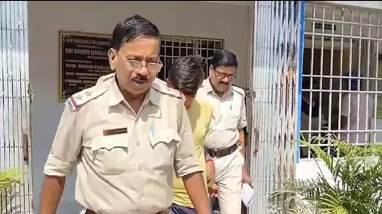 नाबालिग लड़की को शराब पिलाकर उसके साथ कथित तौर पर बलात्कार करने के आरोप में पड़ोसी गिरफ्तार नाबालिग लड़की को शराब पिलाकर उसके साथ कथित तौर पर बलात्कार करने के आरोप में पड़ोसी गिरफ्तार