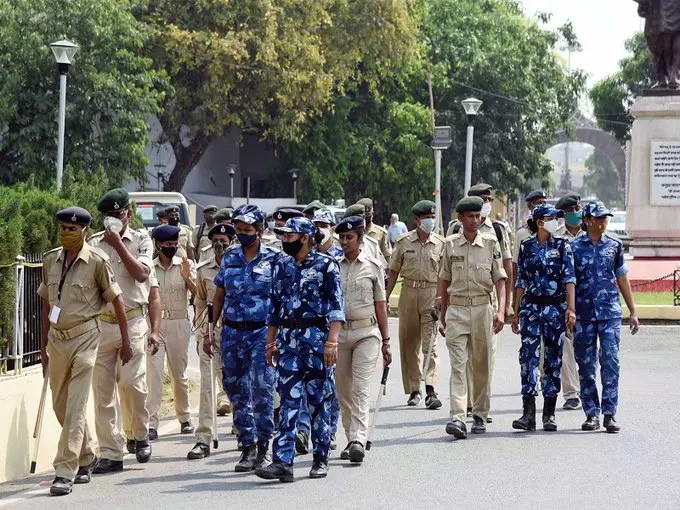 काली पूजा के दौरान दो समुदायों में झड़प, चार गिरफ्तार काली पूजा के दौरान दो समुदायों में झड़प, चार गिरफ्तार