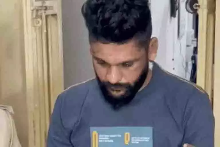 Vadodara: सड़क किनारे सो रहे परिवार को कार ने रौंदा, 4 साल के बच्चे की मौत Vadodara: सड़क किनारे सो रहे परिवार को कार ने रौंदा, 4 साल के बच्चे की मौत
