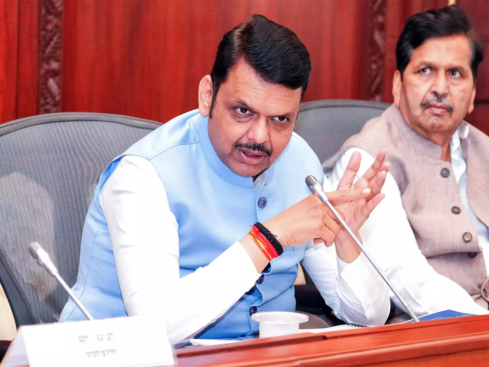 CM फड़णवीस ने शनिवार वाडा विवाद में कार्रवाई का बचाव किया, सपा, AIMIM ने किया पलटवार CM फड़णवीस ने शनिवार वाडा विवाद में कार्रवाई का बचाव किया, सपा, AIMIM ने किया पलटवार