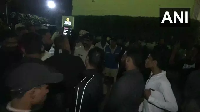 हैदराबाद: गहतकेसर में गौ रक्षक पर गोलीबारी, सोनू घायल, अस्पताल में भर्ती हैदराबाद: गहतकेसर में गौ रक्षक पर गोलीबारी, सोनू घायल, अस्पताल में भर्ती