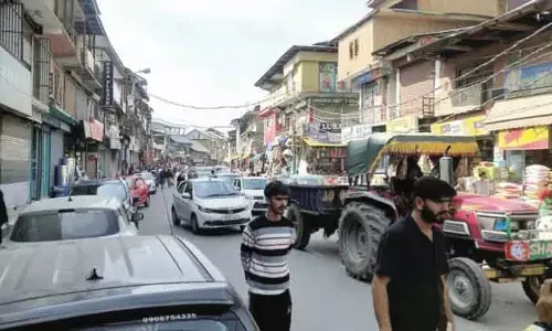 कुपवाड़ा में अस्पताल और जामिया सड़कें जाम, यात्रियों व मरीजों को परेशानी