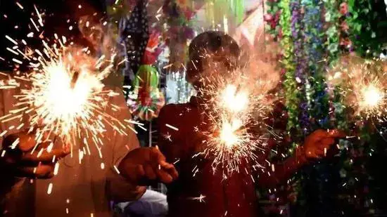 शांतिपूर्ण दिवाली मनाई गई, पुलिस और अग्निशमन कर्मी सतर्क रहे Chandigarh शांतिपूर्ण दिवाली मनाई गई, पुलिस और अग्निशमन कर्मी सतर्क रहे Chandigarh