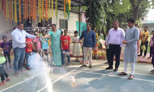 Indore : कलेक्टर शिवम वर्मा ने बच्चों और कर्मचारियों के साथ दिवाली मनाई