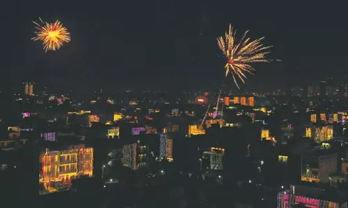 Diwali की रात AQI बेहद खराब हुआ, लेकिन पिछले वर्षों की तुलना में तेज़ी से सुधर रहा है