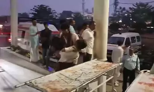 MP : छतरपुर में ट्रैक्टर ट्रॉली पलटने से दर्जन भर से ज़्यादा लोग घायल