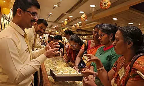 सोने की कीमतों में 2,400 रुपये प्रति सॉवरेन की गिरावट