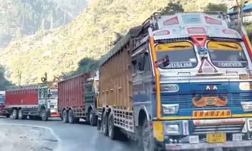 श्रीनगर-जम्मू राजमार्ग खुला, मौसमी प्रवास के कारण यातायात धीमा