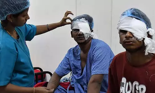 4 बच्चों समेत कई घायल; मिंटो अस्पताल में 20 से ज़्यादा लोगों का इलाज चल रहा है 4 बच्चों समेत कई घायल; मिंटो अस्पताल में 20 से ज़्यादा लोगों का इलाज चल रहा है