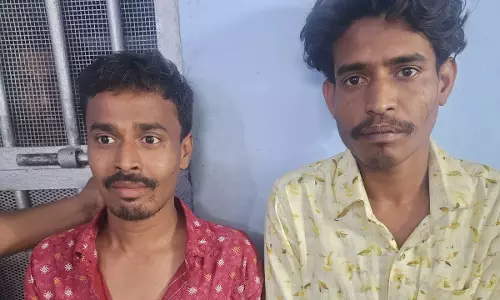 रायपुर : क्षणिक विवाद में कैंची मारकर हत्या, दो सगे भाई अरेस्ट रायपुर : क्षणिक विवाद में कैंची मारकर हत्या, दो सगे भाई अरेस्ट