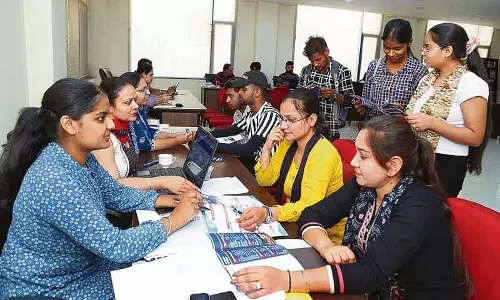 Rohtak परीक्षाएं नजदीक होने के बावजूद कॉलेजों में प्रवेश फिर से शुरू