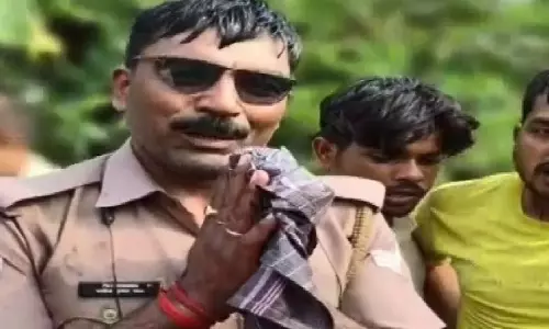 सिपाही ने घायल युवक को नाले से निकाल बचाई जान, हौसले की हो रही तारीफ सिपाही ने घायल युवक को नाले से निकाल बचाई जान, हौसले की हो रही तारीफ