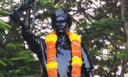Telangana: नेताओं ने आदिवासी योद्धा कोमाराम भीम को उनकी जयंती पर श्रद्धांजलि दी