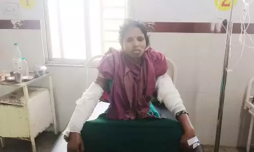 पति ने सरेआम हंसिए से पत्नी पर किया हमला, वारदात CCTV कैमरे में कैद