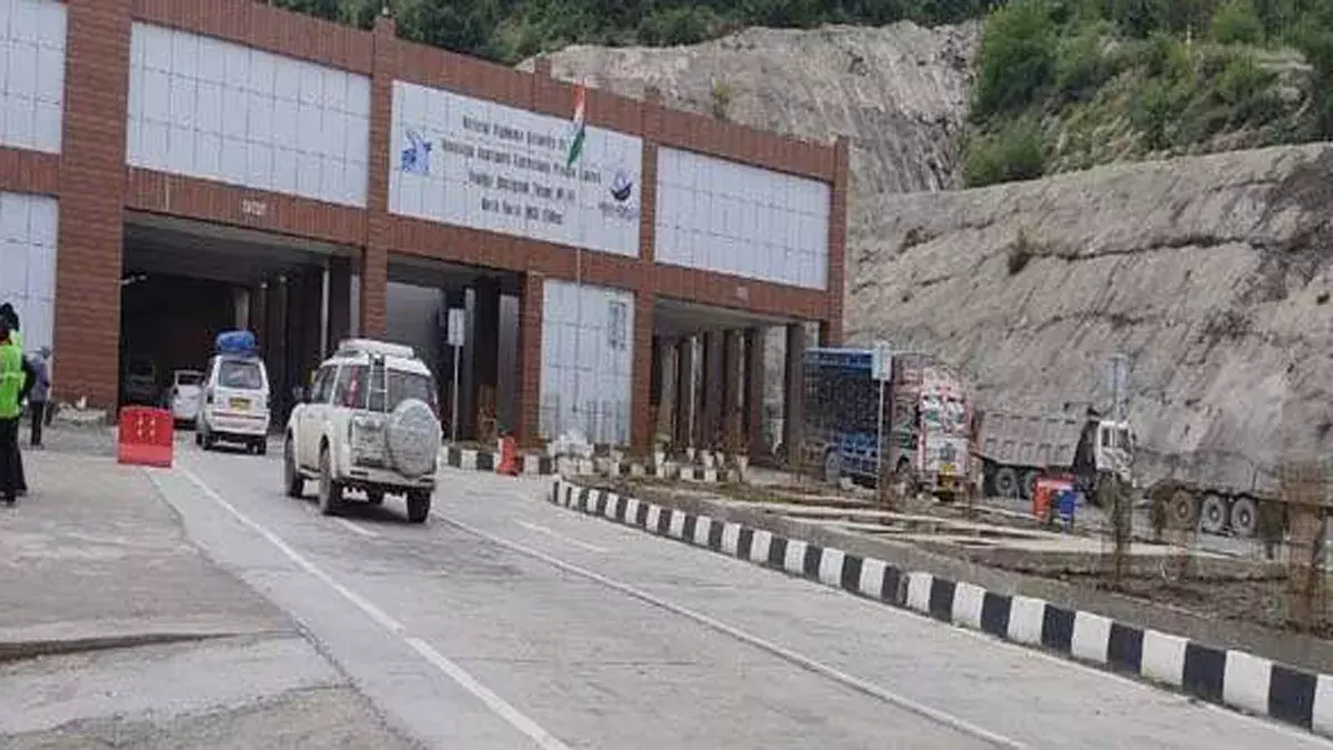 Jammu: जम्मू-श्रीनगर रोड छोटे वाहन के लिए खोला गया Jammu: जम्मू-श्रीनगर रोड छोटे वाहन के लिए खोला गया