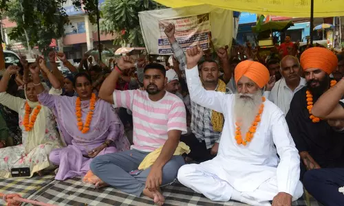 BKU की चारुनी ने नौकरी की सुरक्षा के लिए पीजीआई रोहतक कर्मचारियों का समर्थन किया BKU की चारुनी ने नौकरी की सुरक्षा के लिए पीजीआई रोहतक कर्मचारियों का समर्थन किया