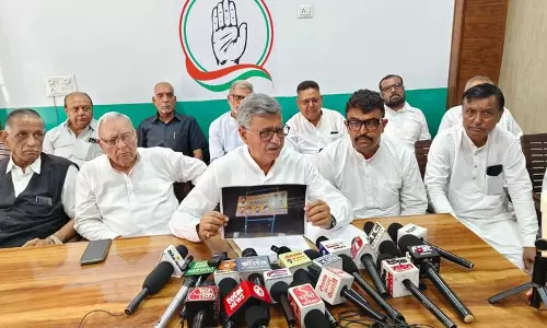 Rohtak विधायक ने सरकारी स्थलों पर निजी होर्डिंग्स लगाने पर एफआईआर की चेतावनी दी